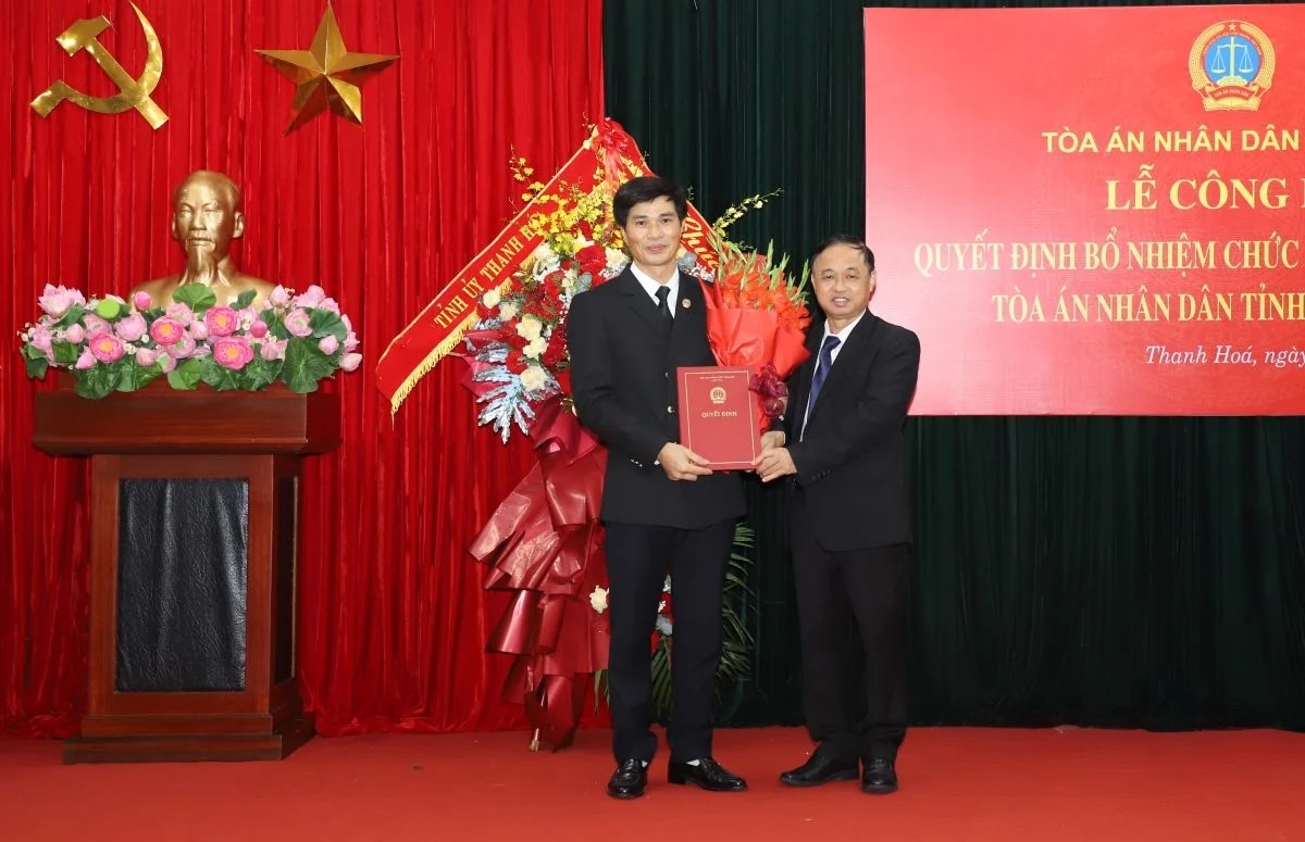 Phó Chánh án Tòa án nhân dân tối cao Nguyễn Biên Thùy trao Quyết định và tặng hoa chúc mừng đồng chí nguyễn Trọng Sơn